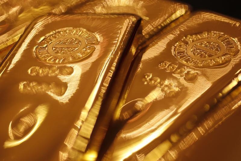 Золото отходит от 5-месячного пика на ослабевающем ралли от решения ЕЦБ