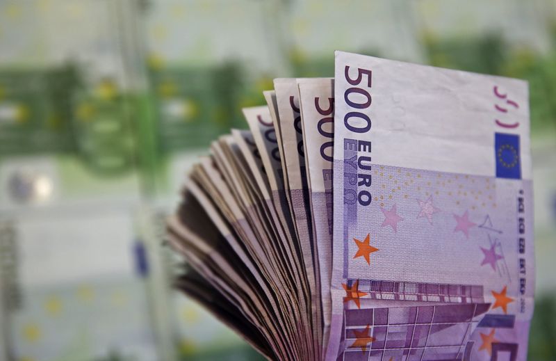 Евро стабилен к доллару, поднявшись с 11-летнего минимума