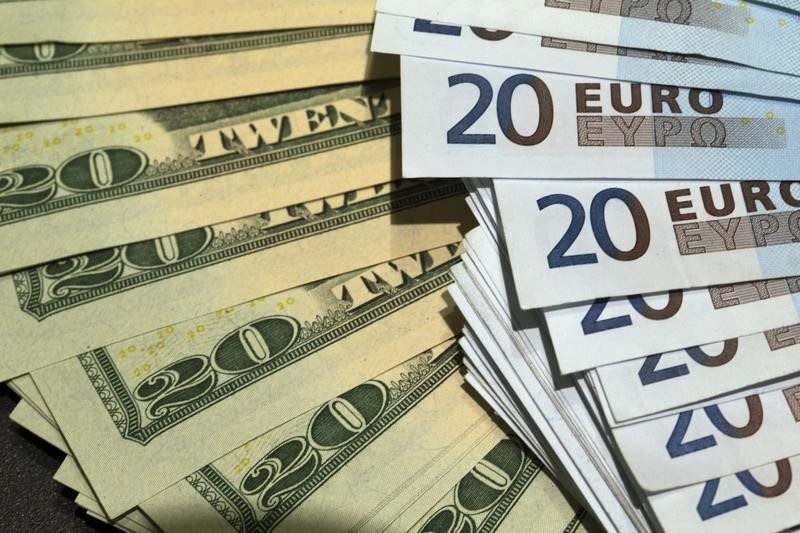 Евро падает к доллару на заявлениях главы ЕЦБ