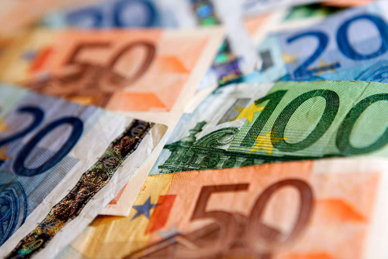 EUR/USD опускается до 11-месячного минимума под давлением решения ЕЦБ