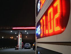 В правительстве объяснили дороговизну бензина при дешевой нефти